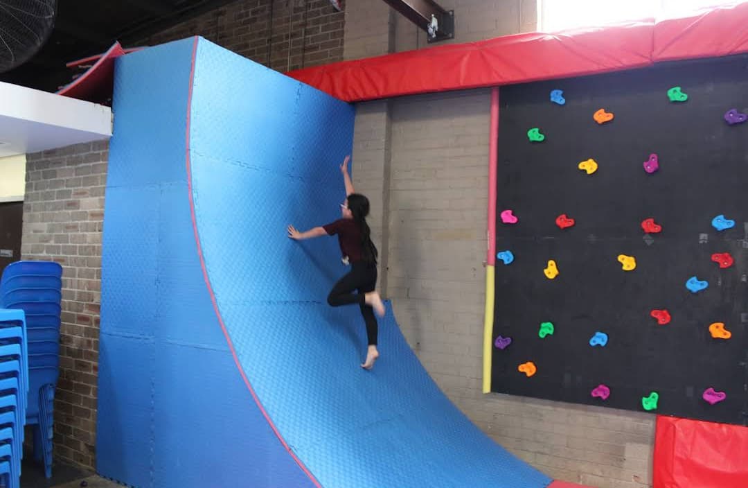 Kids obstacle training on the warped wall
